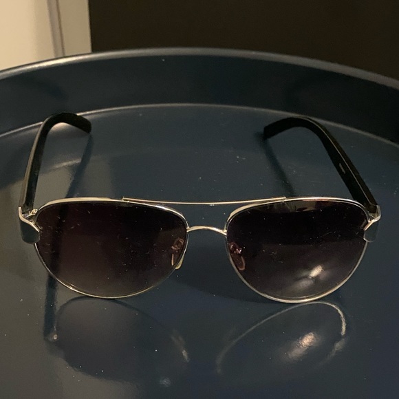 Aviator Sunglasses Tinted Sunglasses Gray Lenses Silver Frames Black Earpieces - Picture 2 of 6